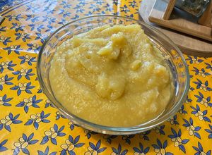 Une photo de Compote de coings du Japon, pommes et citron