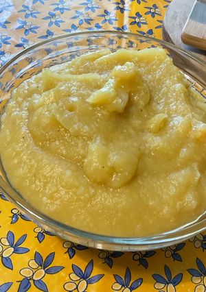 Une photo de Compote de coings du Japon, pommes et citron