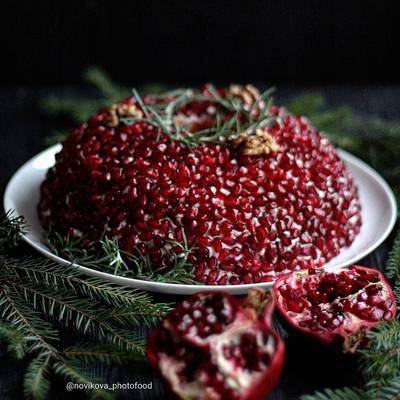 Салат гранатовый браслет рецепт с копченой курицей. Салат гранатовый Рубин. Гранатовый браслет порционно. Гранатовый браслет салат подача. Гранатовый браслет подача.