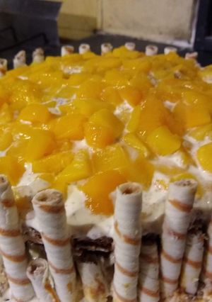 Una foto de Torta de chocolate con crema y duraznos
