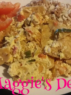 Una foto de Huevos a la Mexicana con tortillas fritas