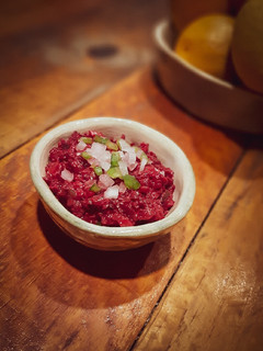 Una foto de Guacamole de remolacha