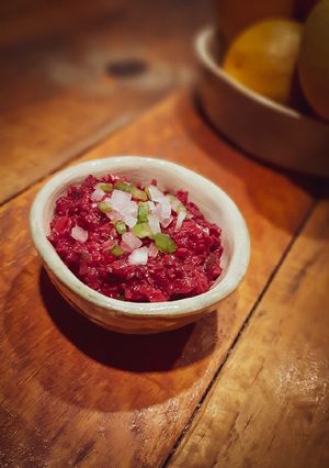 Una foto de Guacamole de remolacha