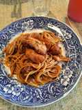Frango no vinho tinto com esparguete