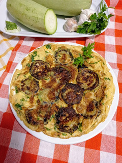 Una foto de Tortilla francesa con calabacín blanco del huerto