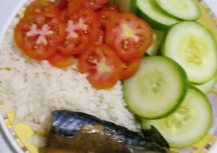 White rice with sliced cucumbers and 🍅 with fish