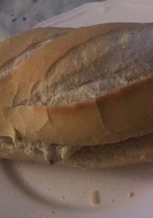 Una foto de Bocadillo de Filete en Salsa con Queso Cabra