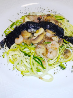 Una foto de Espaguetis de calabacín con gambas y champiñones