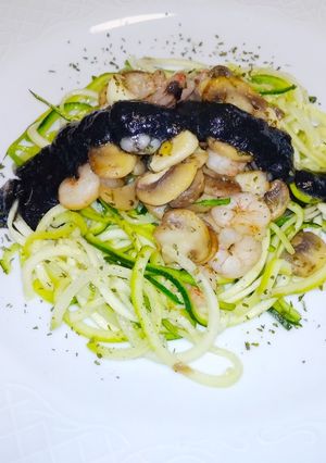 Una foto de Espaguetis de calabacín con gambas y champiñones