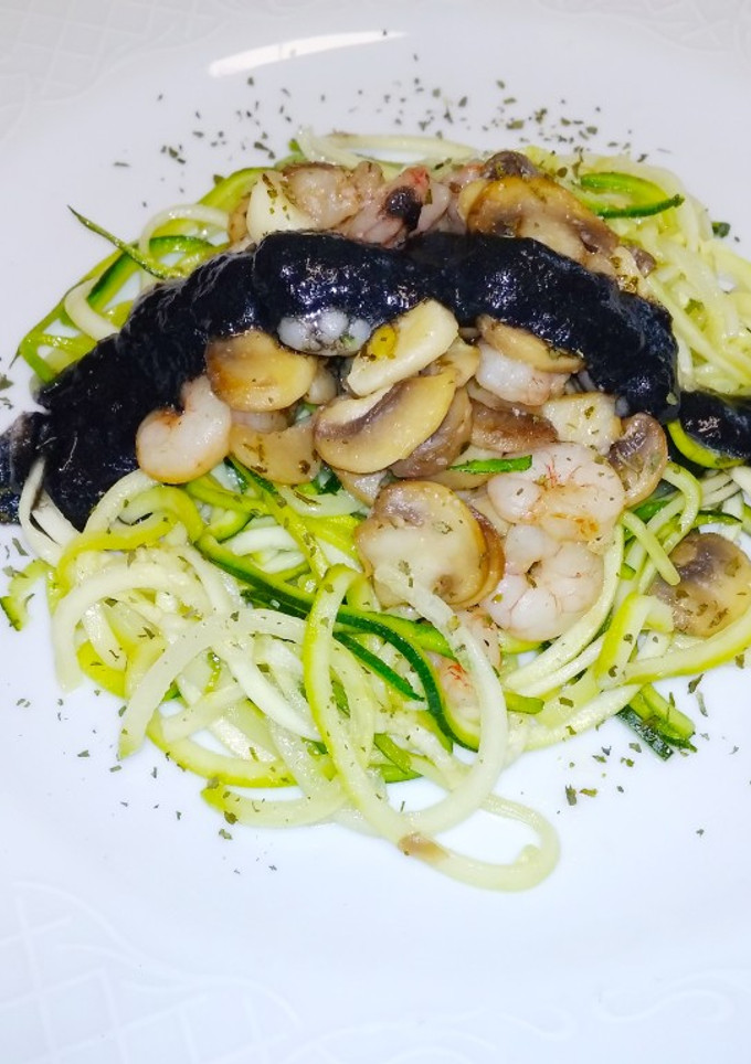 Una foto de Espaguetis de calabacín con gambas y champiñones
