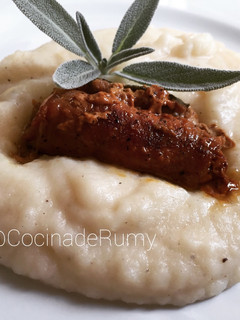 Una foto de Puré de patatas con rollitos de carne y bacon