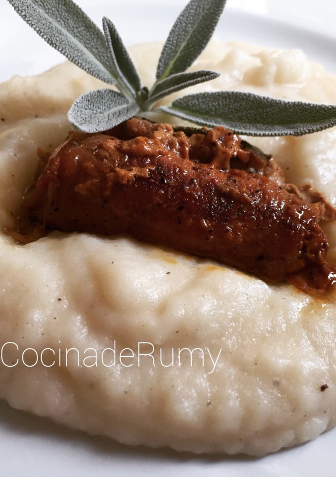 Una foto de Puré de patatas con rollitos de carne y bacon