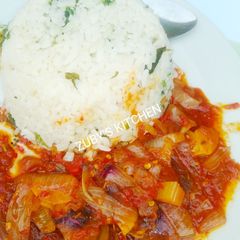 A picture of Spinach rice with onions souce.