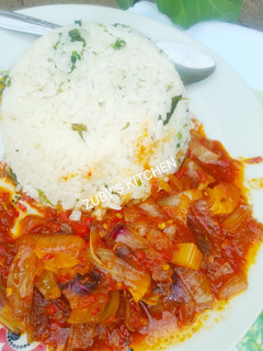 A picture of Spinach rice with onions souce.