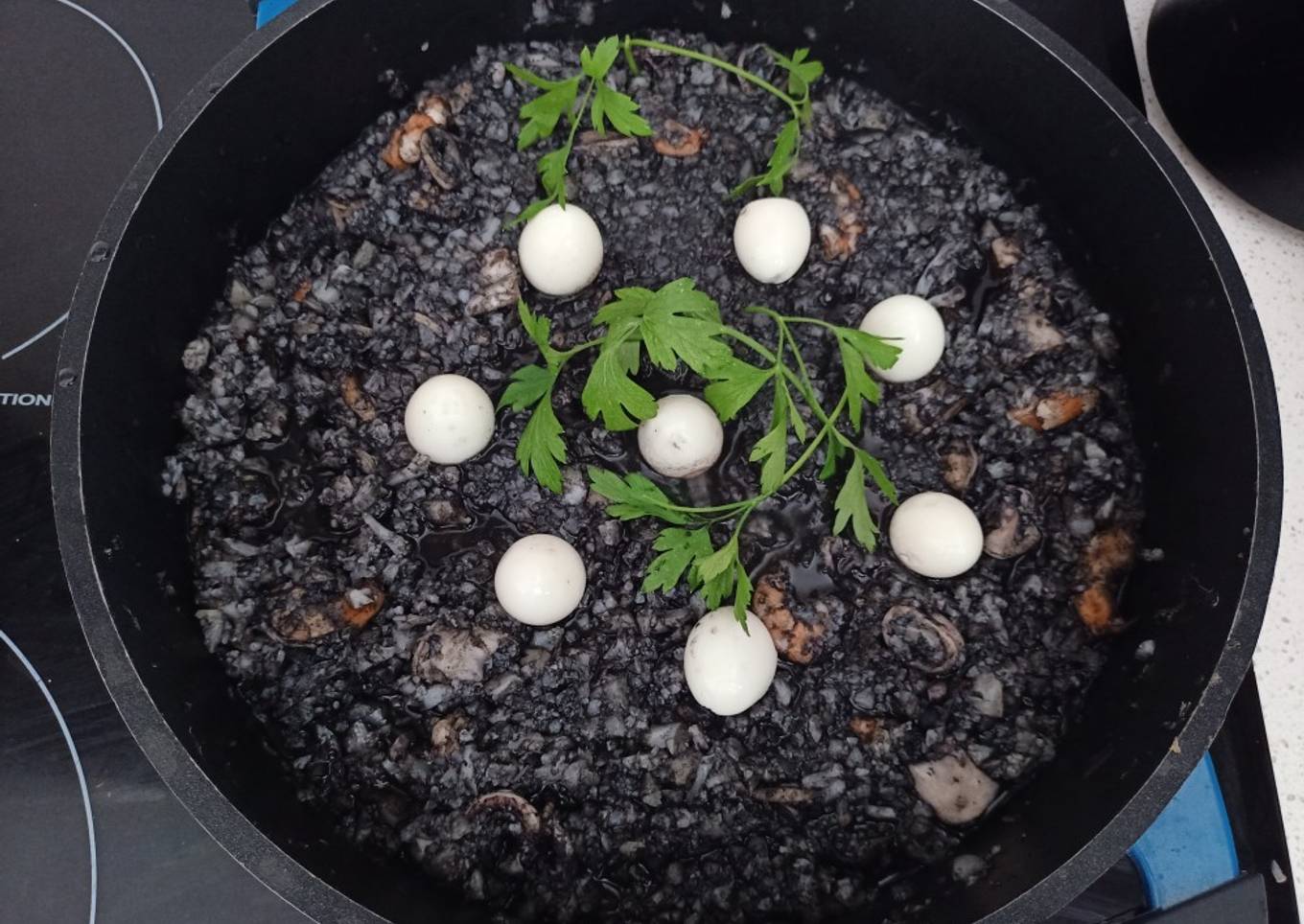 Falso arroz de coliflor "colirroz" con chipirones en su tinta