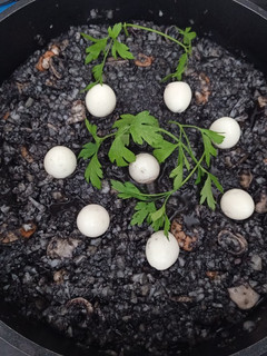 Una foto de Falso arroz de coliflor "colirroz" con chipirones en su tinta