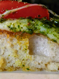 Una foto de PIZZA Caprese con Masa Líquida...!