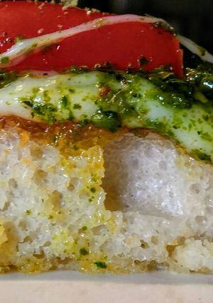 Una foto de PIZZA Caprese con Masa Líquida...!