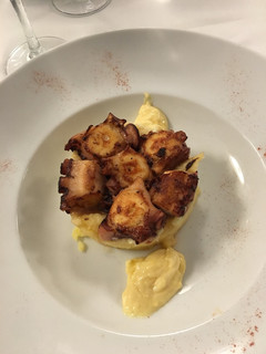 Una foto de Pulpo a la plancha con puré de patata y all-oli