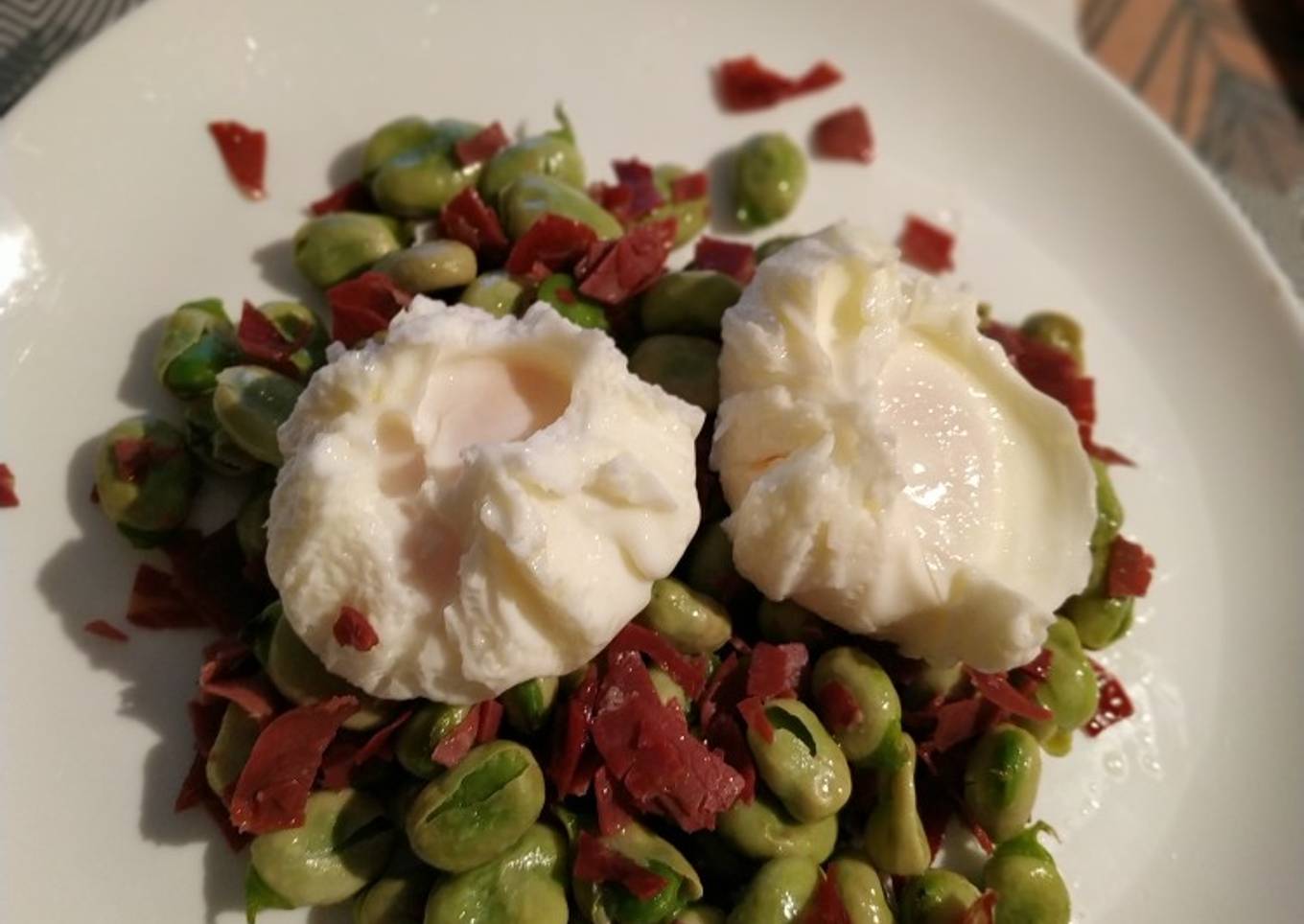 Habitas tiernas con cecina y huevos escalfados