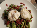 Habitas tiernas con cecina y huevos escalfados