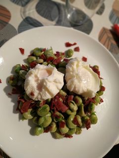 Una foto de Habitas tiernas con cecina y huevos escalfados