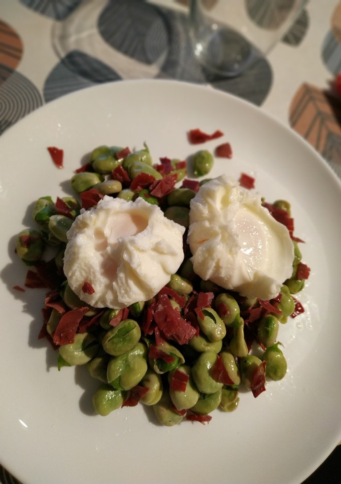 Una foto de Habitas tiernas con cecina y huevos escalfados