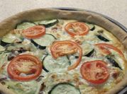 Una foto de quiche calabacín y champiñones