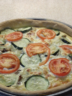 Una foto de Quiche de calabacín, queso de cabra, champiñones, cebolla y tomate