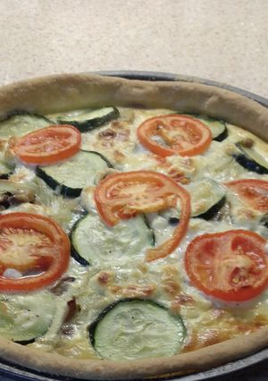 Una foto de Quiche de calabacín, queso de cabra, champiñones, cebolla y tomate