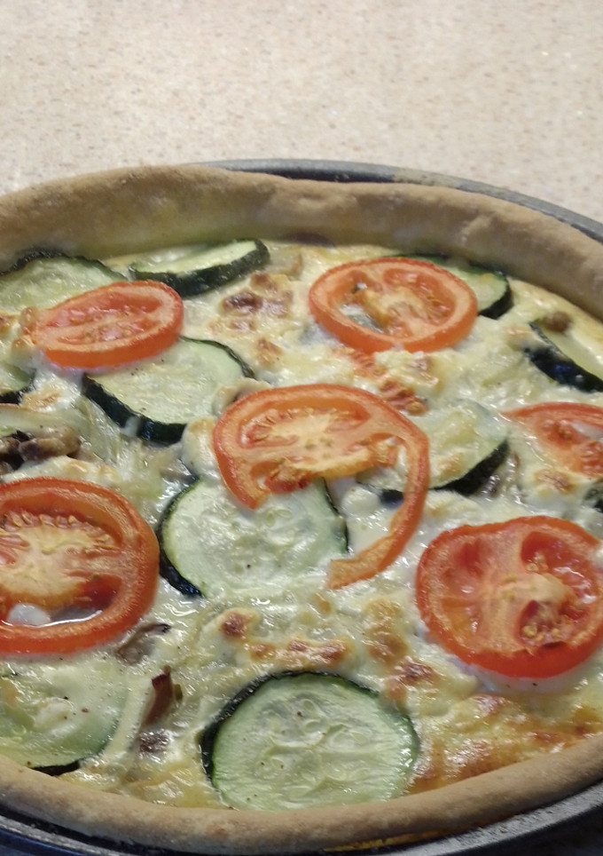 Una foto de Quiche de calabacín, queso de cabra, champiñones, cebolla y tomate