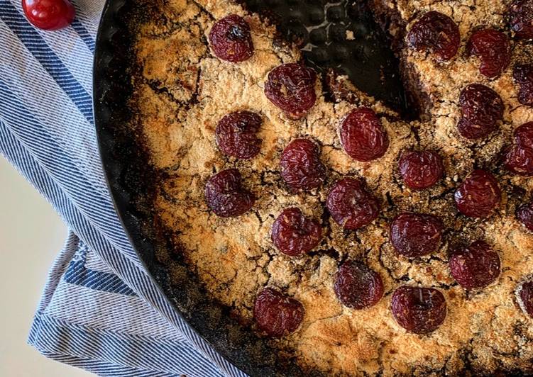 Torta di pane, cacao e ciliegie