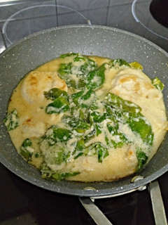 Una foto de Pechugas de pollo con espinacas y salsa