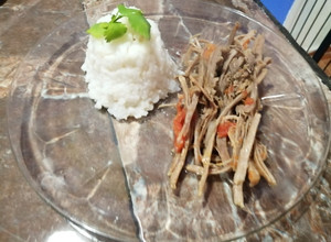 Una foto de Carne deshebrada con arroz blanco