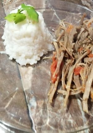 Una foto de Carne deshebrada con arroz blanco