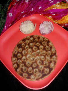 અખરોટ ખોબા રોટી (Walnut Khoba Roti Recipe In Gujarati) રેસીપી મુખ્ય ફોટો