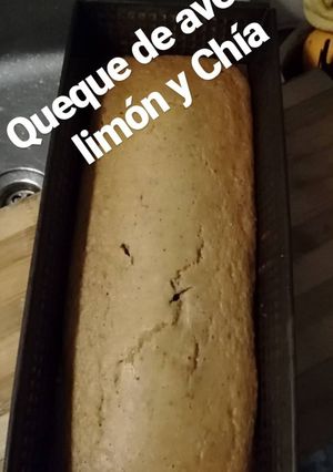 Una foto de Queque de avena, limón y chía