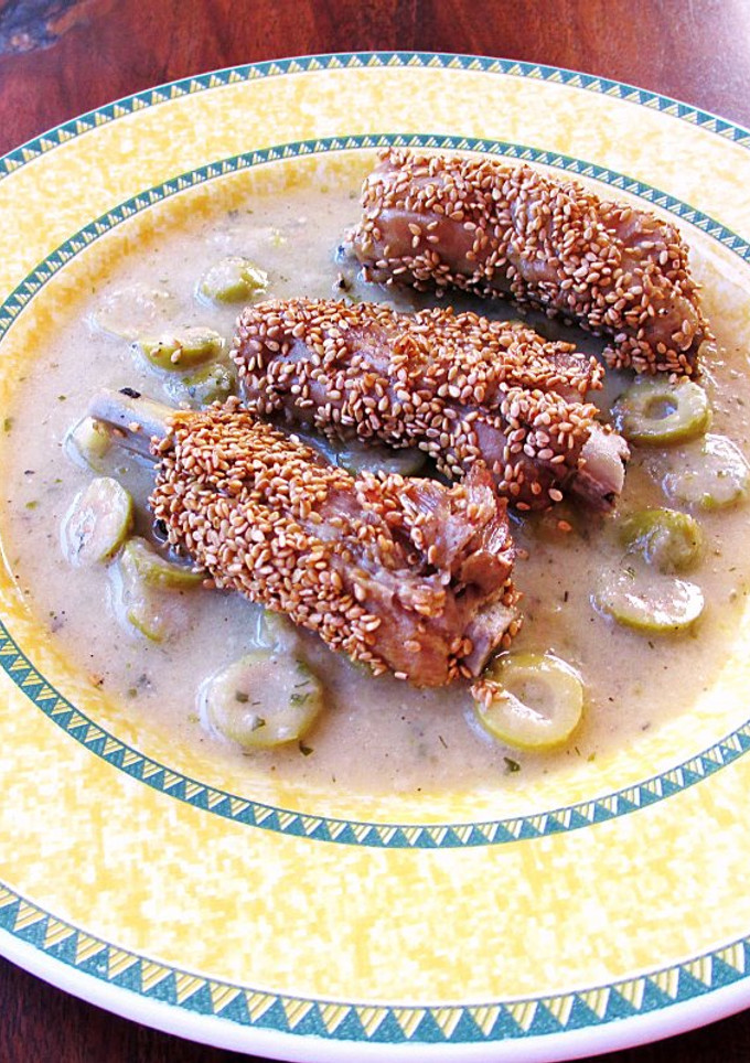 Una foto de Costillas de cerdo  al sésamo sobre salsa olivada