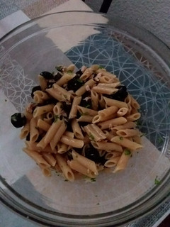 Una foto de 🥗Ensalada de pasta 🫒🐟🌿🧄 de día de playa⛱️