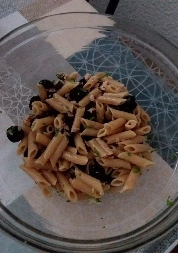 Una foto de 🥗Ensalada de pasta 🫒🐟🌿🧄 de día de playa⛱️