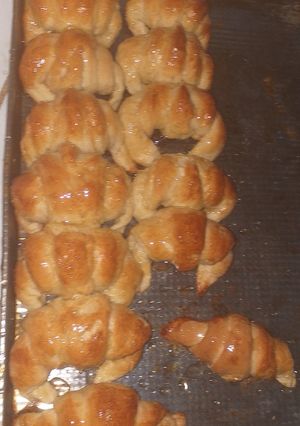 Una foto de Receta de medialunas y vigilantes😋