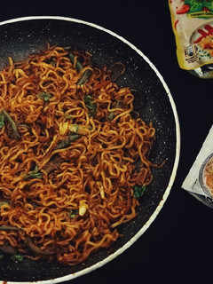 ஸ்பைசி வெஜ் மசாலா நூடுல்ஸ்(spicy veg masala noodles recipe in tamil) செய்முறை முக்கிய புகைப்படம்