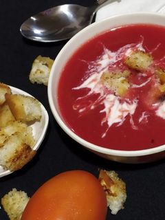 टोमॅटो- बीट सूप (tomato beet soup recipe in marathi) रेसिपी चे मुख्य फोटो