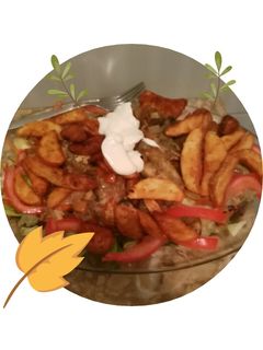 Una foto de Carne de ternera compuesta con patatas y verduras y lechuga