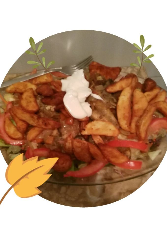 Una foto de Carne de ternera compuesta con patatas y verduras y lechuga