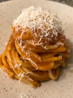 Una foto de Spaguetti (tallarines) con salsa de zapallo camote al tomillo