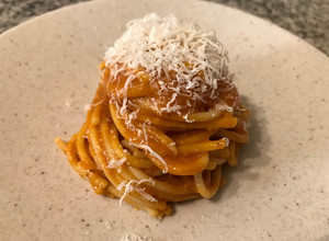 Una foto de Spaguetti (tallarines) con salsa de zapallo camote al tomillo
