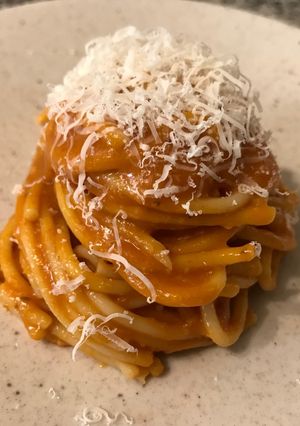 Una foto de Spaguetti (tallarines) con salsa de zapallo camote al tomillo