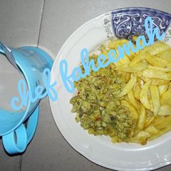A picture of Chips and egg sauce.