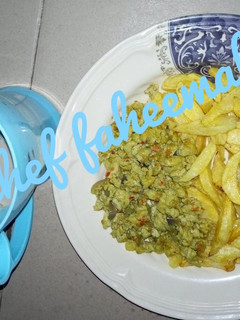 A picture of Chips and egg sauce.